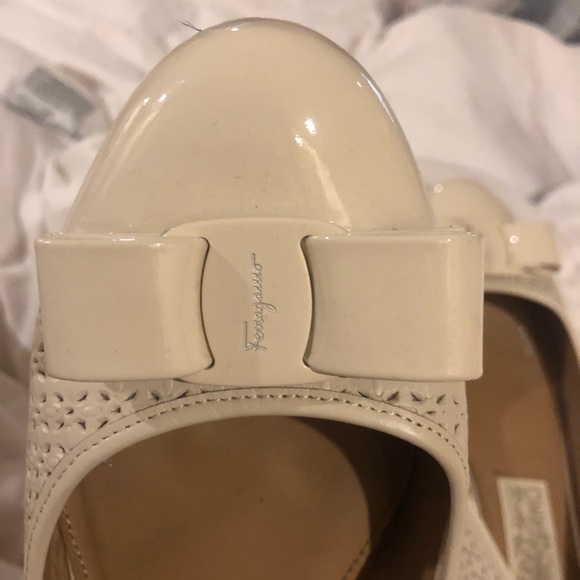 Salvatore Ferragamo beige flats size 91/2. - Picture 2 of 8